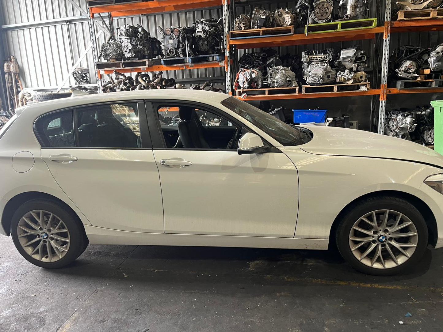 BMW 1 (F20) 118 i 2015 white - Grille - AU-219-BM-1-C-G