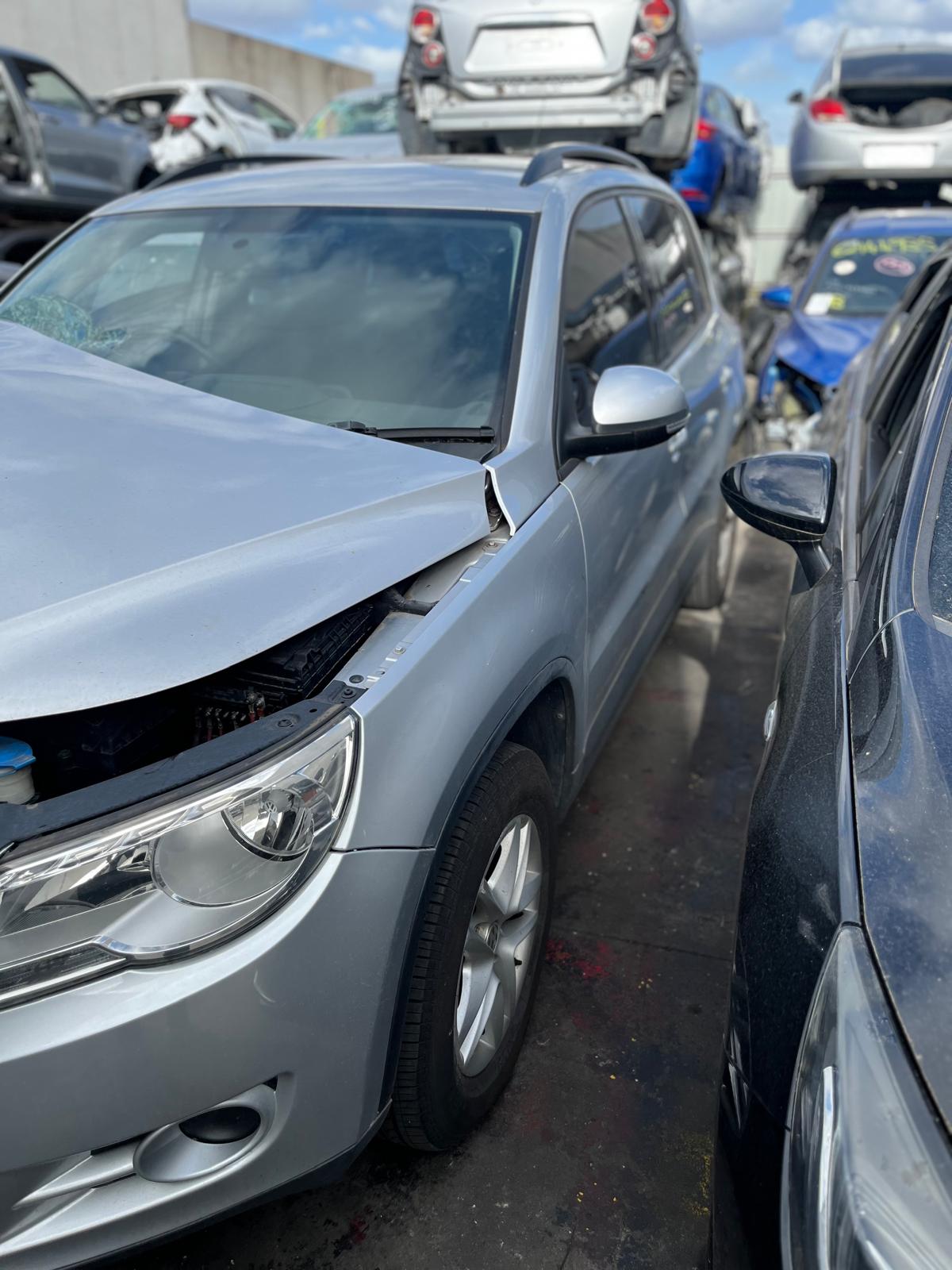 VW TIGUAN (5N_) 2.0 TDI 4motion 2009 silver - Bonnet Release - AU-219-VW-9-C-J