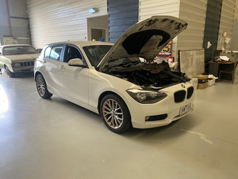 BMW 1 (F20) 118 i 2015 white - Grille - AU-219-BM-1-C-G