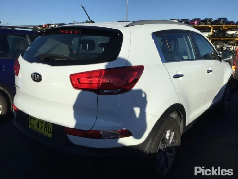KIA SPORTAGE SL 2015 white - Left Front Door - AU-219-KI-3LP-D-A